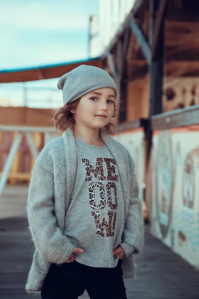 Sonbaharda deniz tarafından bir triko şık küçük kız — Stok fotoğraf