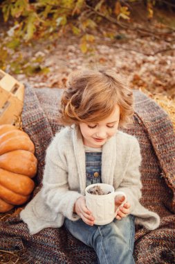 Sevimli bir kızın elinde küçük kirpi