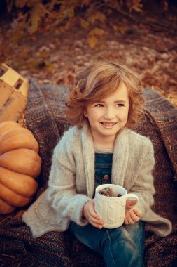 Sevimli bir kızın elinde küçük kirpi