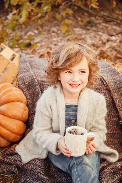 Маленький ёжик в руках милой девушки — стоковое фото
