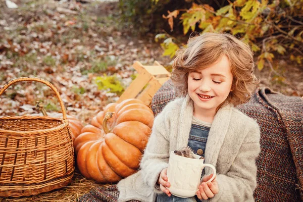 Sevimli bir kızın elinde küçük kirpi — Stok fotoğraf