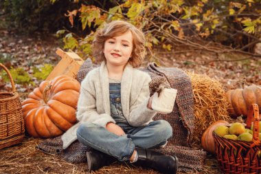 Sevimli bir kızın elinde küçük kirpi