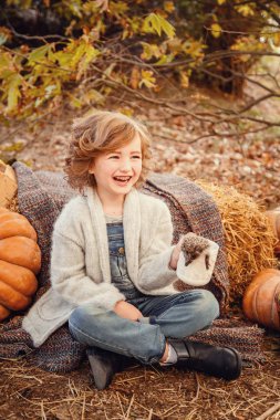 Sevimli bir kızın elinde küçük kirpi