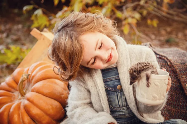 Sevimli bir kızın elinde küçük kirpi — Stok fotoğraf