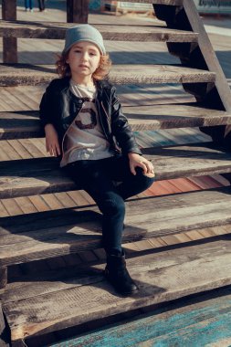 Sonbaharda deniz tarafından bir triko şık küçük kız