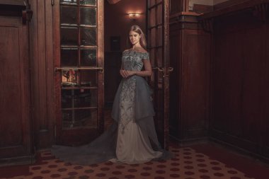 Sanat alanında poz veren bir elbise güzel genç kadın 