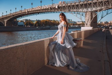 Sanat alanında poz veren bir elbise güzel genç kadın 