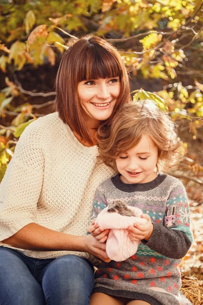 Mámu a její dcery drží malý Ježek — Stock fotografie