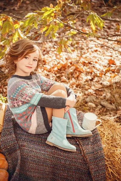 Güzellik parkında sonbahar yaprakları olan sevimli küçük kız. — Stok fotoğraf