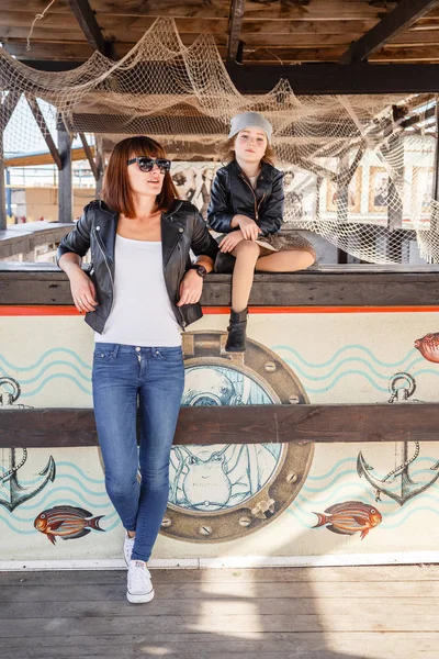 Elegante pouco fashionista com sua mãe junto ao mar — Fotografia de Stock