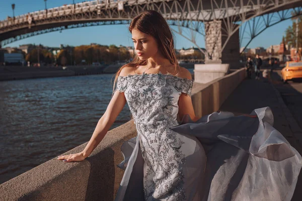 Bella giovane donna in un abito in posa nello spazio artistico "Ottobre Rosso " — Foto Stock