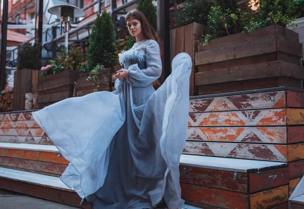 Mulher bonita em um vestido posando no espaço da arte "Outubro Vermelho " — Fotografia de Stock