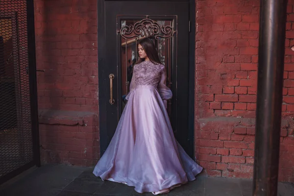 アートスペースでポーズをとるドレスを着た美しい若い女性「レッド10月」" — ストック写真