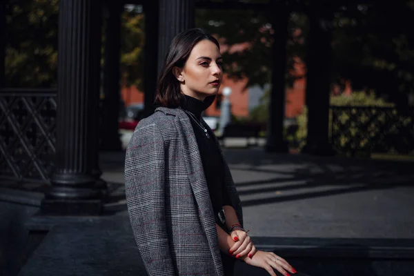 Красивая Молодая Брюнетка Гуляет Москве Открытый Модный Портрет Потрясающей Модной — стоковое фото