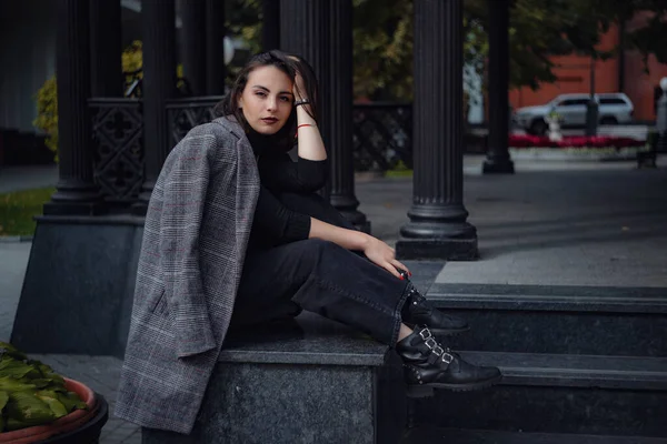 Vacker Ung Brunett Kvinna Går Moskva Utomhus Mode Porträtt Fantastiska — Stockfoto