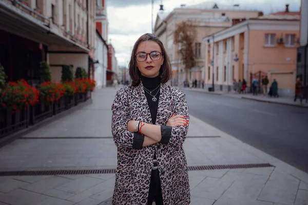 머리의 여자가 모스크바를 있습니다 유행하는 도시를 있어요 쇼핑을 — 스톡 사진
