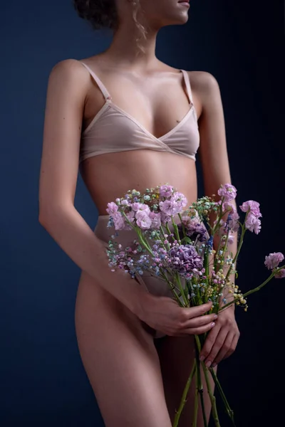 곱슬머리의 여자의 부드러운 초상화 꽃들의 꽃다발 아이디어와 부드러움 스프링 과성의 — 스톡 사진