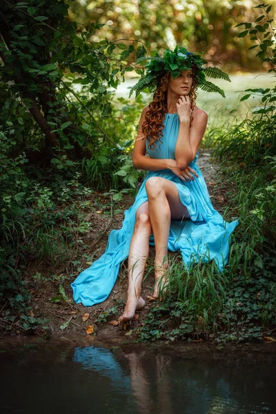 Une Belle Jeune Femme Aux Cheveux Roux Une Couronne Fleurs — Photo