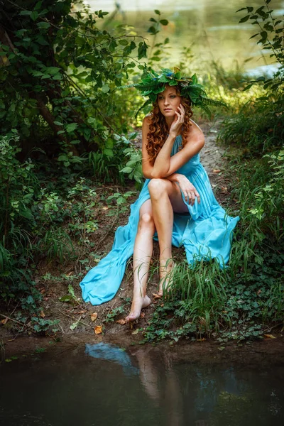 Uma Bela Jovem Com Cabelo Vermelho Uma Grinalda Flores Samambaia — Fotografia de Stock