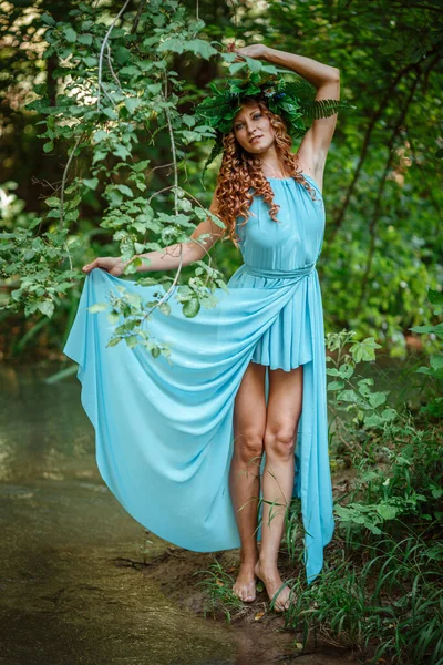 Una Hermosa Joven Con Pelo Rojo Una Corona Flores Helechos —  Fotos de Stock