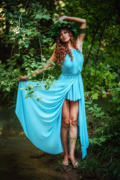 Uma Bela Jovem Com Cabelo Vermelho Uma Grinalda Flores Samambaia — Fotografia de Stock