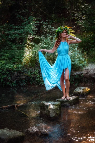 Una Bella Giovane Donna Con Capelli Rossi Una Corona Fiori — Foto Stock