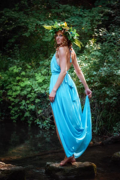 Una Hermosa Joven Con Pelo Rojo Una Corona Flores Helechos —  Fotos de Stock