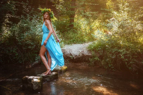 Una Hermosa Joven Con Pelo Rojo Una Corona Flores Helechos —  Fotos de Stock