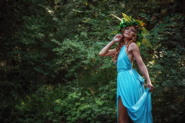 一个红头发 花环和蕨类的年轻貌美的女人在森林里庆祝仲夏的太阳日 — 图库照片