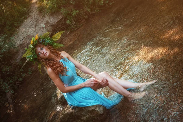 Een Mooie Jonge Vrouw Met Rood Haar Een Krans Van — Stockfoto