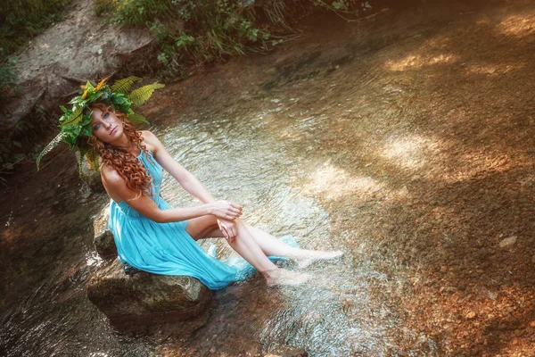 Una Hermosa Joven Con Pelo Rojo Una Corona Flores Helechos — Foto de Stock