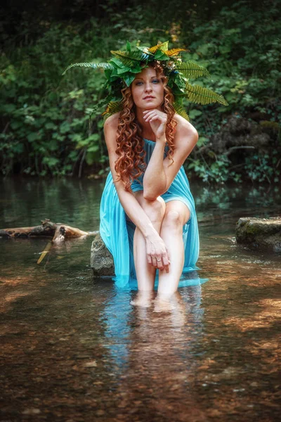 Femeie Tânără Frumoasă Păr Roșu Coroană Flori Ferigă Pădure Sărbătorește — Fotografie, imagine de stoc