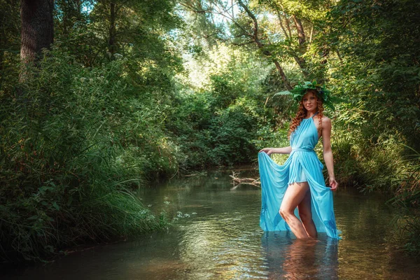 Una Bella Giovane Donna Con Capelli Rossi Una Corona Fiori — Foto Stock