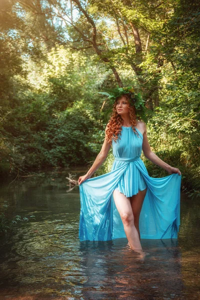 Uma Bela Jovem Com Cabelo Vermelho Uma Grinalda Flores Samambaia — Fotografia de Stock