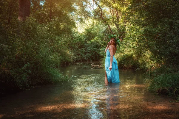 Una Hermosa Joven Con Pelo Rojo Una Corona Flores Helechos — Foto de Stock