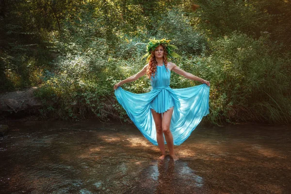 森の中に赤い髪と花とシダの美しい若い女性は 夏至の日 真夏を祝います — ストック写真