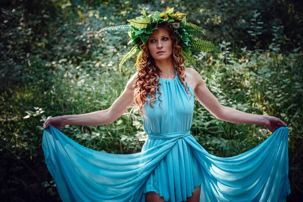 Eine Schöne Junge Frau Mit Roten Haaren Und Einem Kranz — Stockfoto