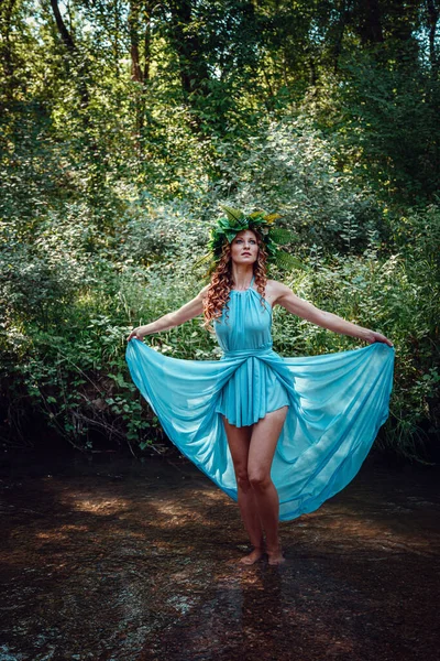 Uma Bela Jovem Com Cabelo Vermelho Uma Grinalda Flores Samambaia — Fotografia de Stock