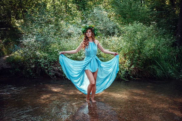 Una Hermosa Joven Con Pelo Rojo Una Corona Flores Helechos —  Fotos de Stock