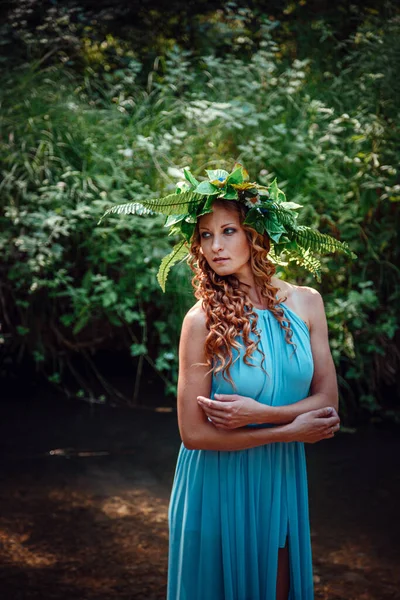 Een Mooie Jonge Vrouw Met Rood Haar Een Krans Van — Stockfoto