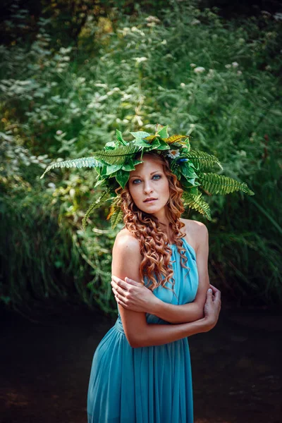 Eine Schöne Junge Frau Mit Roten Haaren Und Einem Kranz — Stockfoto