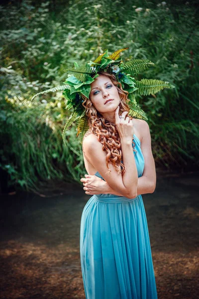 Eine Schöne Junge Frau Mit Roten Haaren Und Einem Kranz — Stockfoto