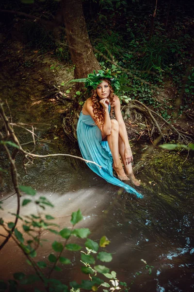 Una Bella Giovane Donna Con Capelli Rossi Una Corona Fiori — Foto Stock