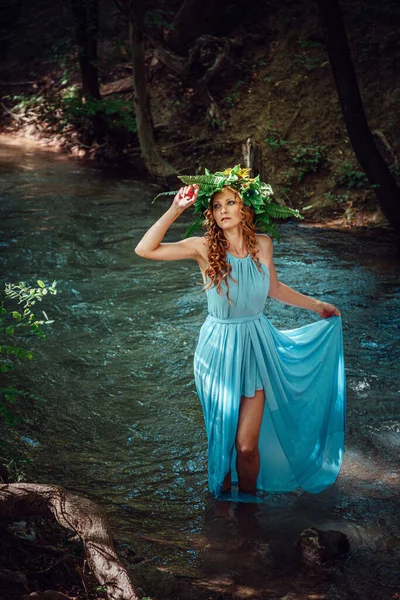 Uma Bela Jovem Com Cabelo Vermelho Uma Grinalda Flores Samambaia — Fotografia de Stock