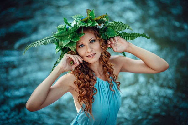 Vacker Ung Kvinna Med Rött Hår Och Blomsterkrans Och Ormbunke — Stockfoto