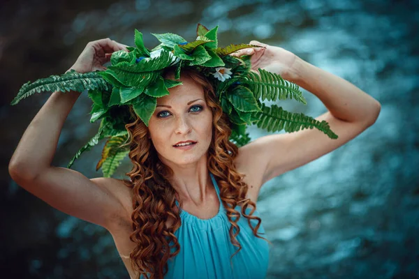 Piękna Młoda Kobieta Czerwonymi Włosami Wieniec Kwiatów Paproci Lesie Obchodzi — Zdjęcie stockowe