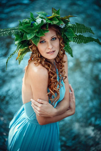 Krásná Mladá Žena Rudými Vlasy Věnec Květin Kapradí Lese Slaví — Stock fotografie