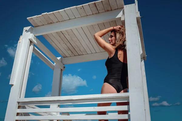 Piękne Dopasowane Opalone Ciało Dziewczyny Wakacje Morzu Ratownik Wieży Plaży — Zdjęcie stockowe