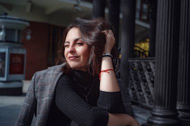 Moskova 'da güzel bir esmer kadın yürüyor. Sokakta poz veren çarpıcı trend kadının açık hava moda portresi..