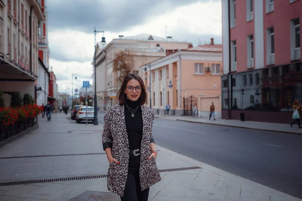 Piękna Młoda Brunetka Spaceruje Moskwie Modnej Kurtce Lamparta Uśmiechnięta Chodząca — Zdjęcie stockowe